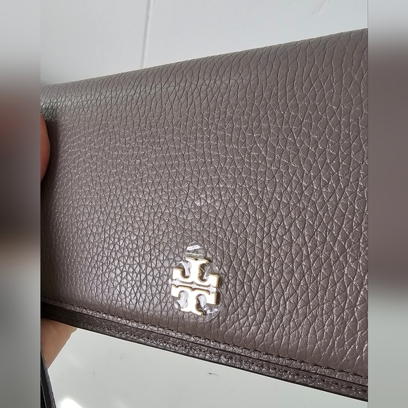 New Tory Burch Carter Slim Wrislet Envelope Gray Leather Wallet - Picture 2 of 5